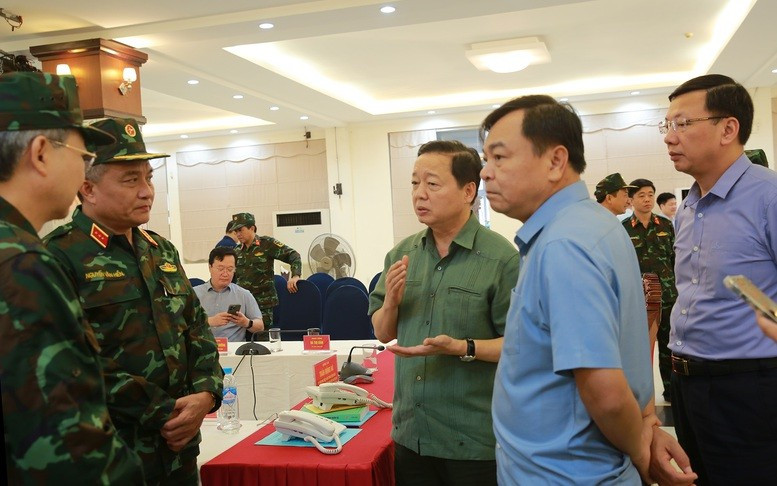 Phó Thủ tướng trao đổi trực tiếp sau cuộc họp. Ảnh: VGP/Minh Khôi