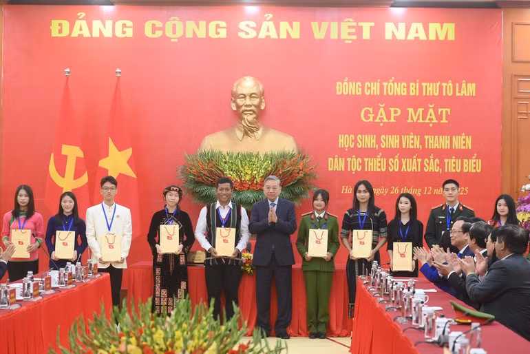 Tổng Bí thư Tô Lâm tặng quà cho các cháu học sinh, sinh viên, thanh niên dân tộc thiểu số xuất sắc, tiêu biểu.