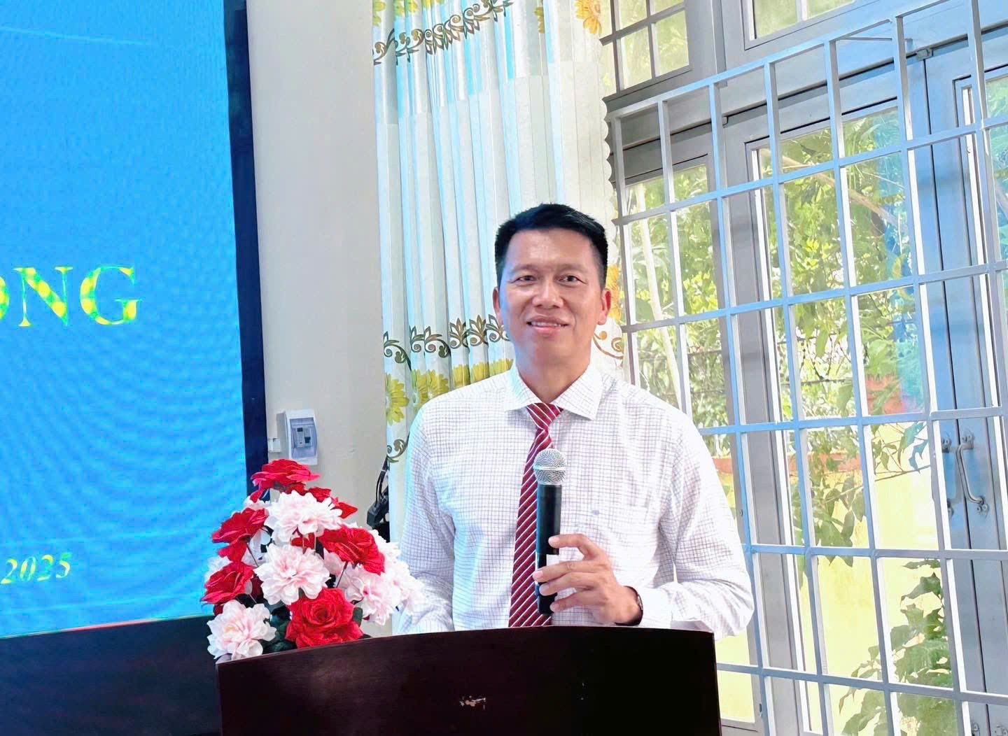 Thầy Trần Hữu Phước - Hiệu trưởng Trường Trung học phổ thông Nguyễn Chí Thanh. Ảnh: NVCC