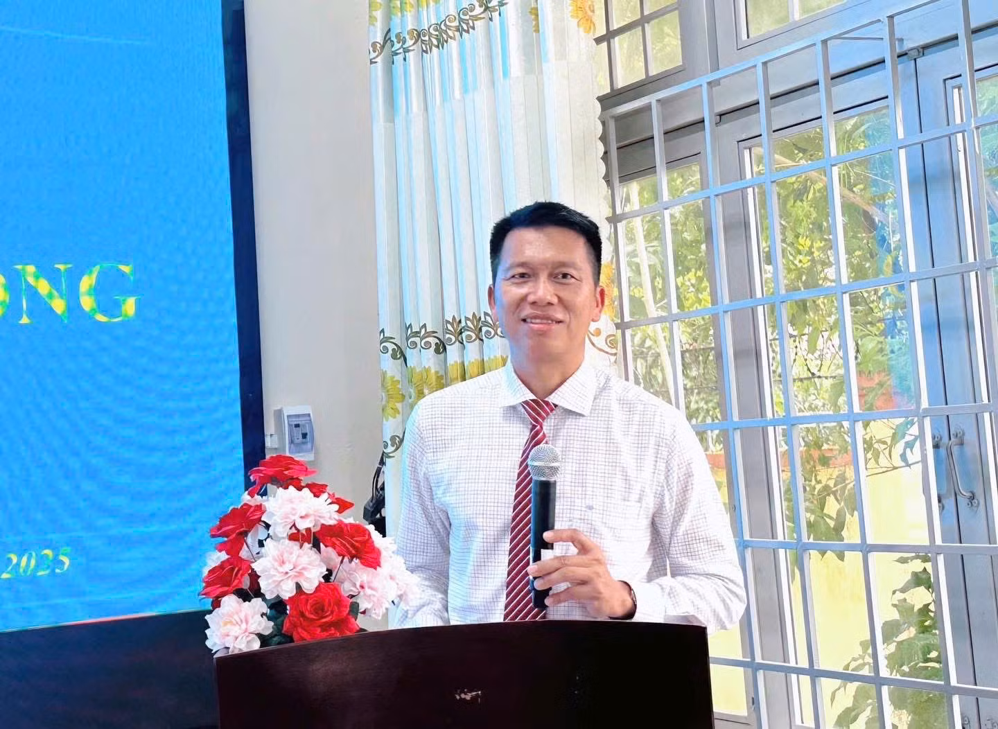Thầy Trần Hữu Phước - Hiệu trưởng Trường Trung học phổ thông Nguyễn Chí Thanh. Ảnh: NVCC