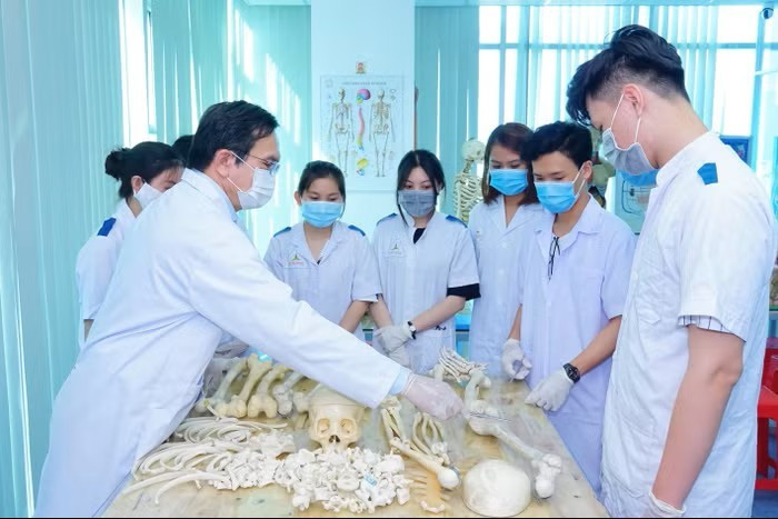 sv-truong-cd-dai-viet-sg.jpg
