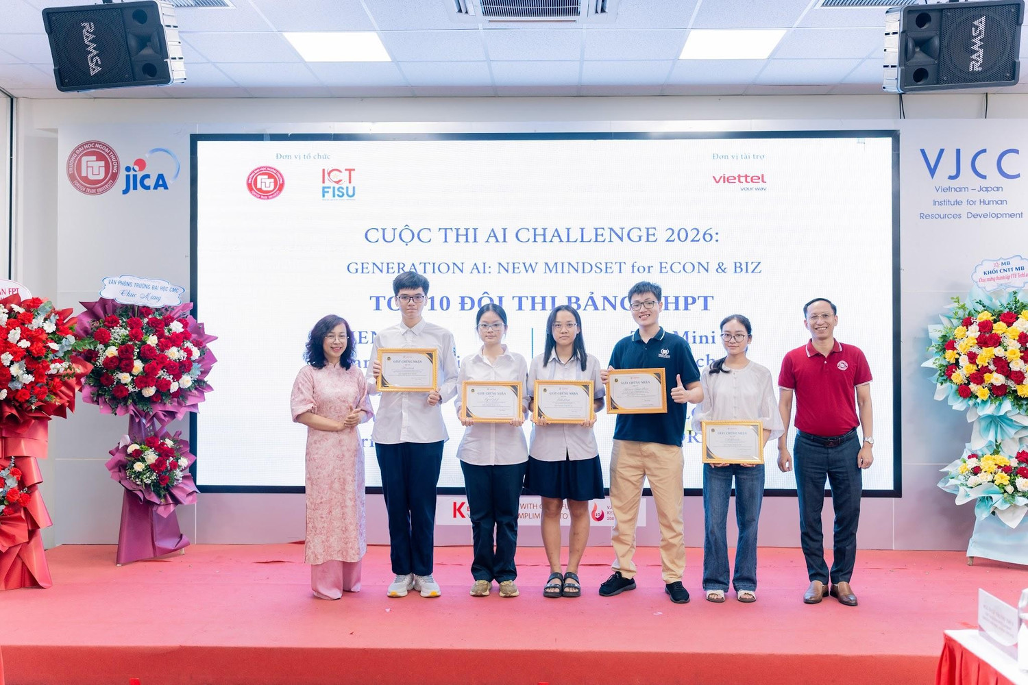 Vinh danh thí sinh Top 10 đội thi Bảng Trung học phổ thông và Top 12 Bảng Đại học. Ảnh: NTCC.