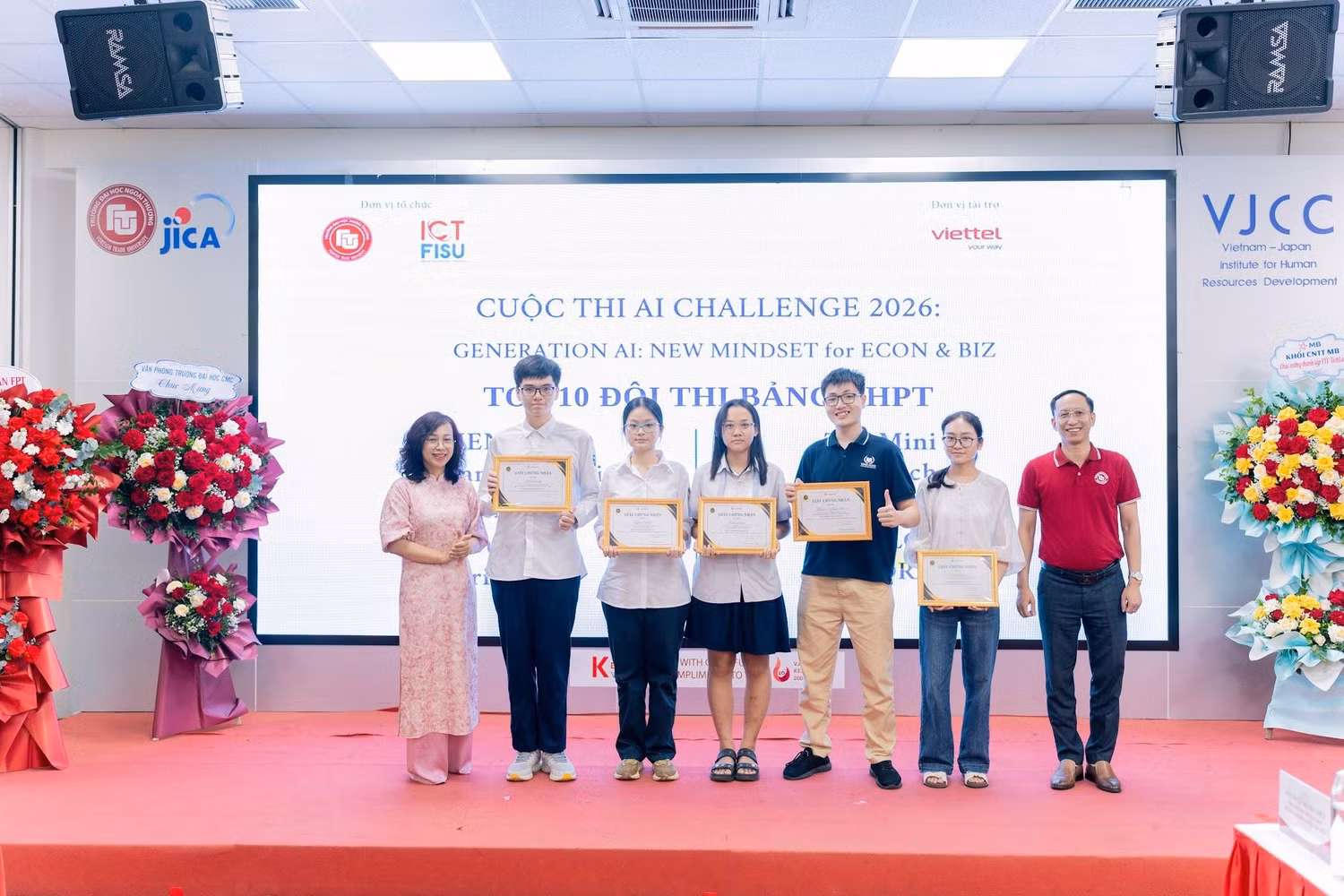Vinh danh thí sinh Top 10 đội thi Bảng Trung học phổ thông và Top 12 Bảng Đại học. Ảnh: NTCC.