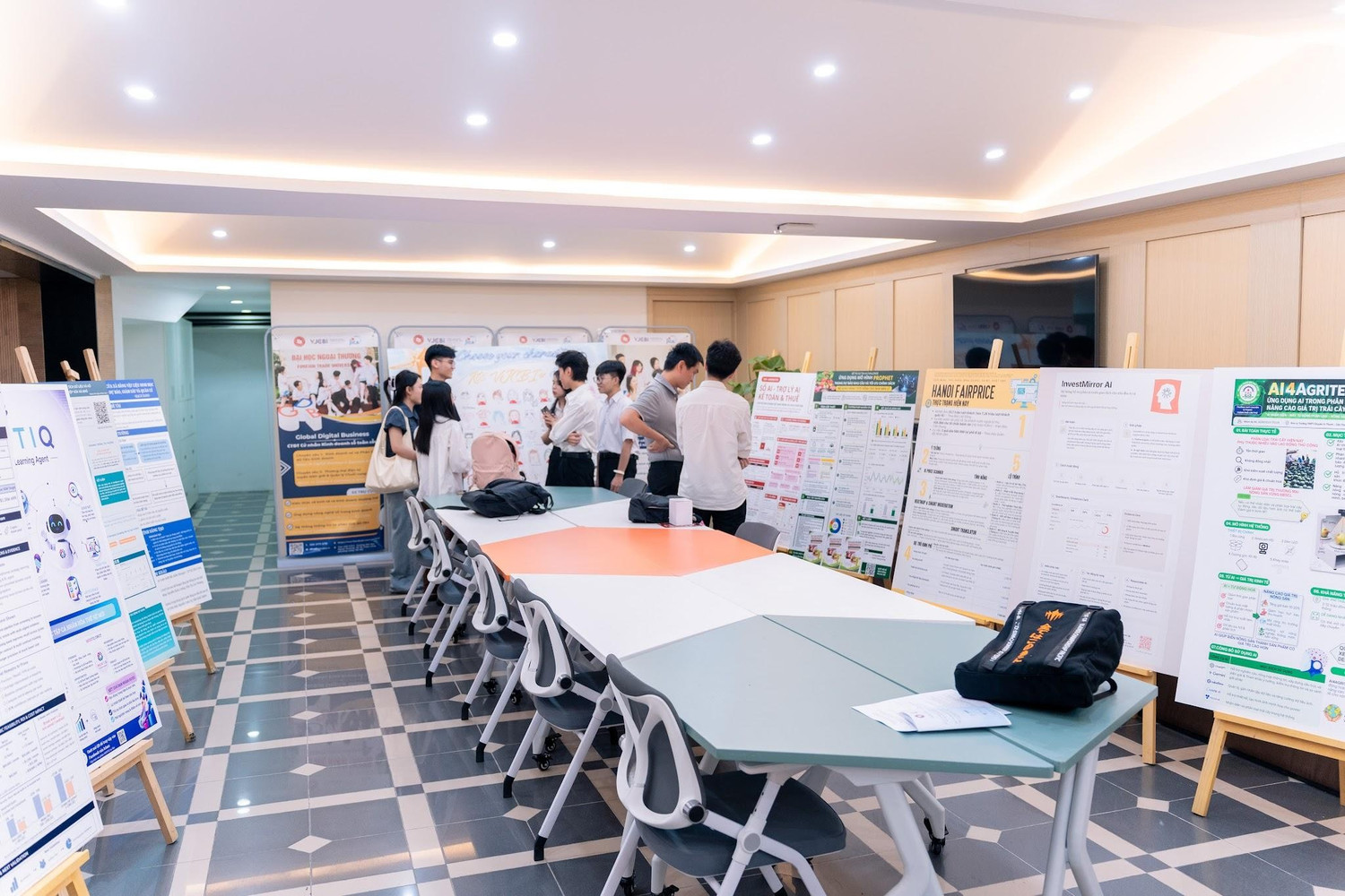 Không gian trưng bày poster dự án thuộc Top 10 đội thi Bảng THPT và Top 12 Bảng Đại học cuộc thi AI Challenge 2026. Ảnh: NTCC.