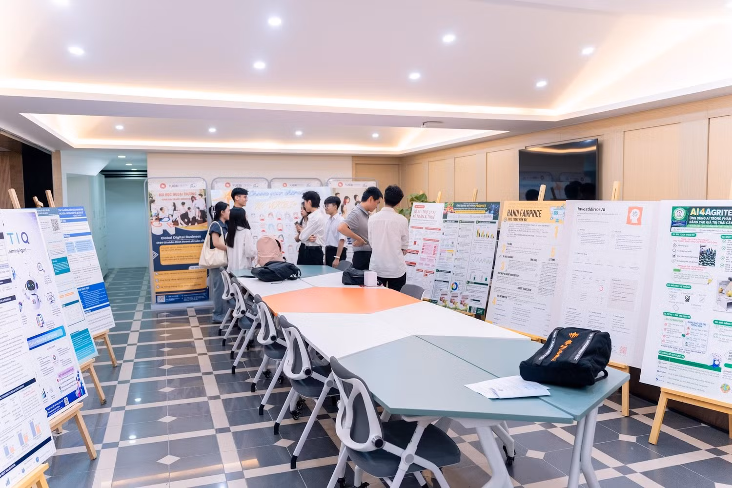 Không gian trưng bày poster dự án thuộc Top 10 đội thi Bảng THPT và Top 12 Bảng Đại học cuộc thi AI Challenge 2026. Ảnh: NTCC.