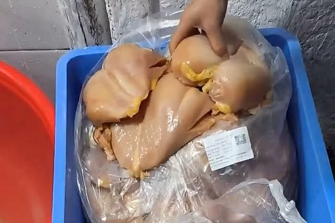 Thịt gà có tem mác nhưng "mùi lạ": Phụ huynh không thể ngày nào cũng kiểm tra, cần quy trình chuẩn