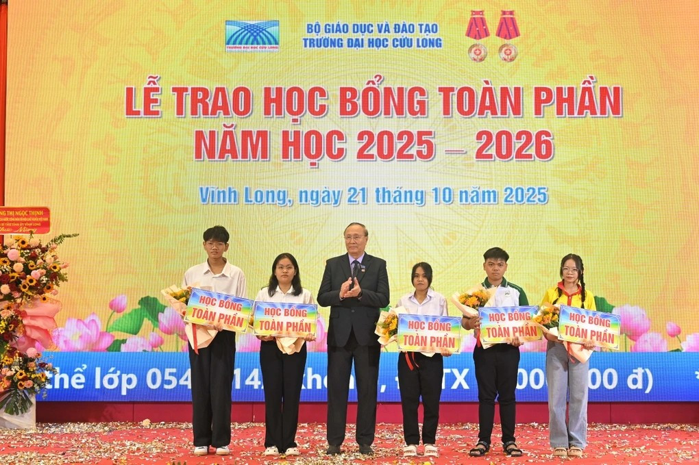 3-ths-le-ton-duc-hoa-chu-tich-hoi-dong-truong-va-nha-giao-uu-tu-pgsts-luong-minh-cu-bi-thu-dang-uy-hieu-truong-truong-dh-cuu-long-trao-hoc-bong-thu-khoa-cho-tan-sinh-vien-nam-2025-1786950180389.jpg