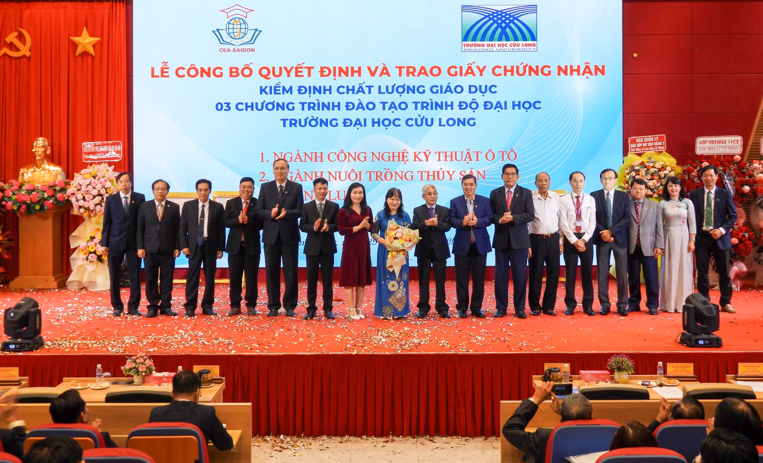 Lễ công bố quyết định và trao giấy chứng nhận kiểm định chất lượng giáo dục cho Trường Đại học Cửu Long. Ảnh: NTCC.