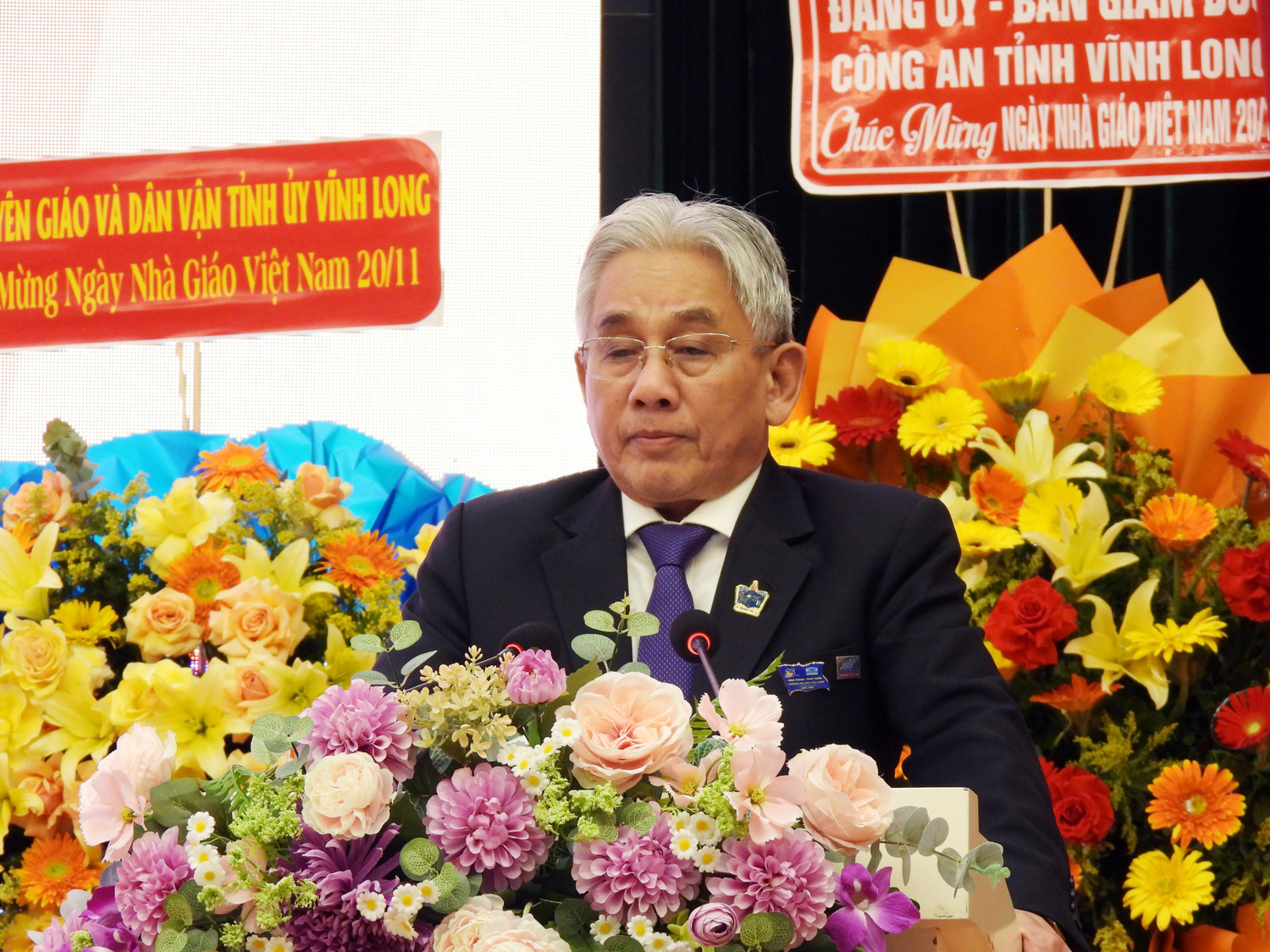 2-nha-giao-uu-tu-pho-giao-su-tien-si-luong-minh-cu-phat-bieu-on-lai-truyen-thong-ngay-nha-giao-viet-nam.jpg