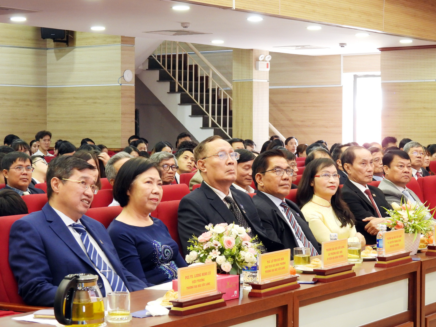 1-dai-bieu-tham-gia-buoi-hop-mat.jpg
