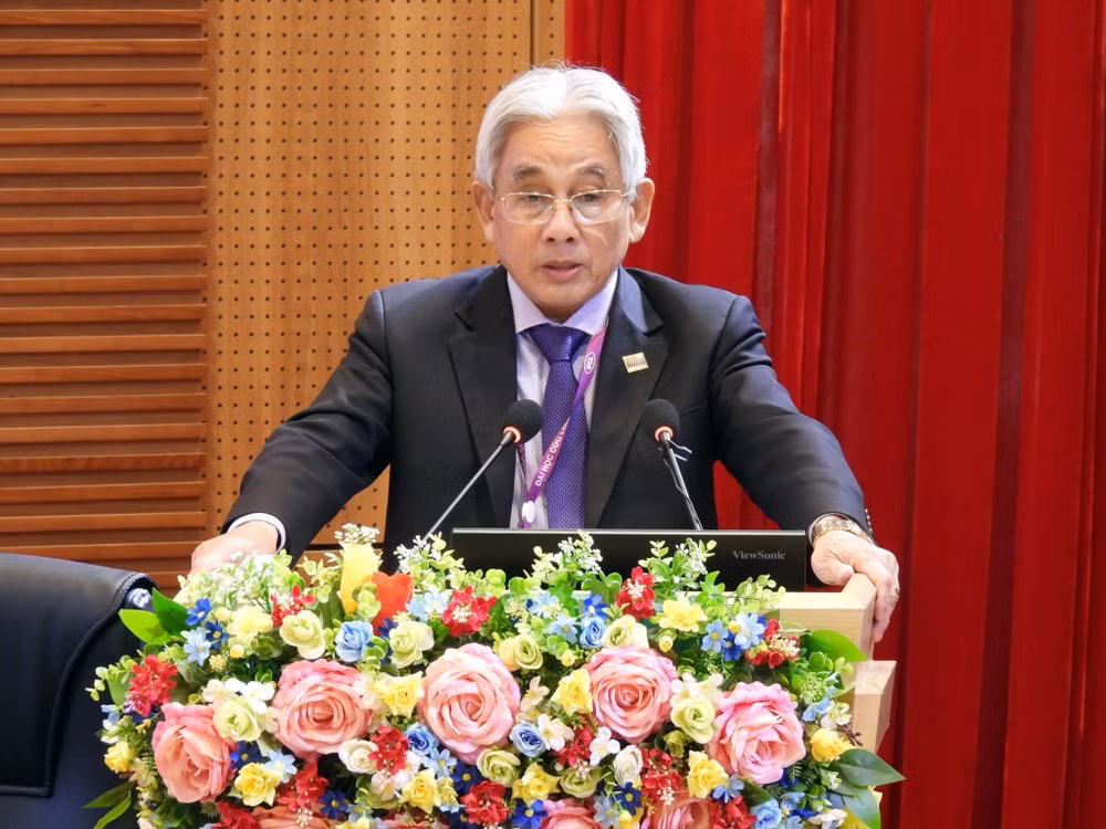 2-nha-giao-uu-tu-pho-giao-su-tien-si-luong-minh-cu-bi-thu-dang-uy-hieu-truong-truong-dai-hoc-cuu-long-phat-bieu-khai-mac-hoi-nghi-2048x1536.jpg