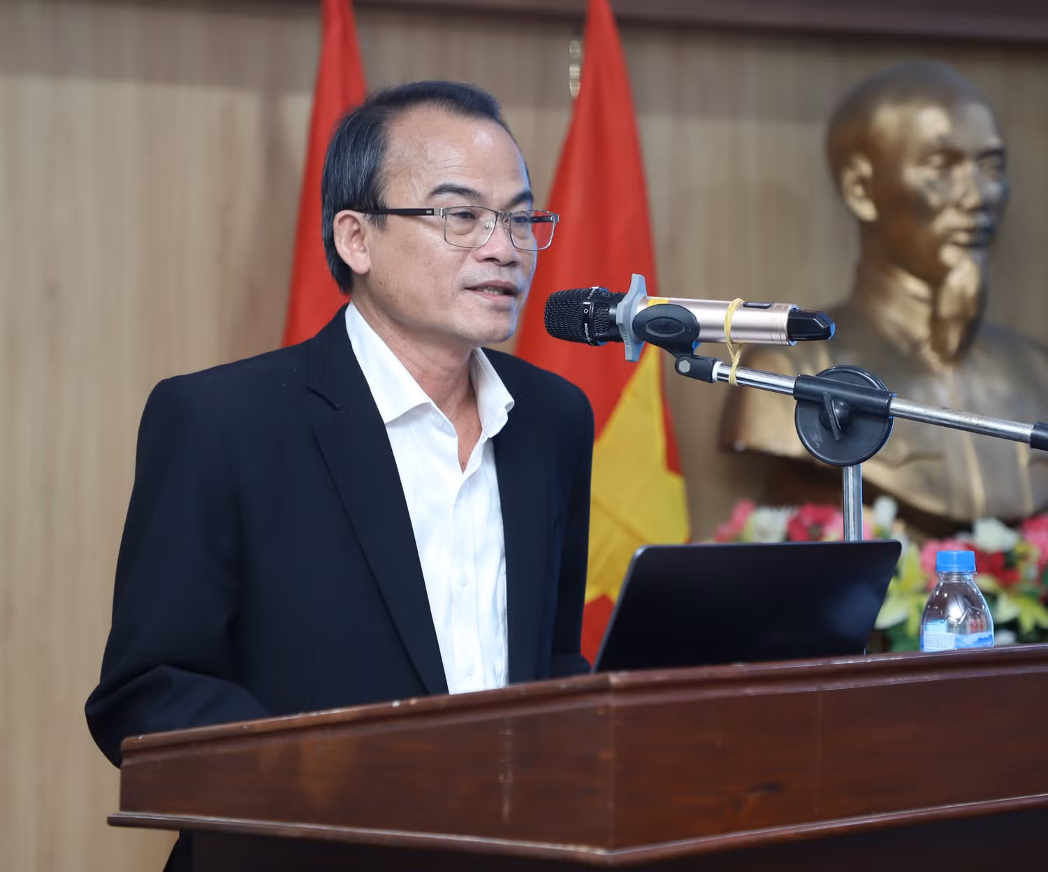 trien-khai-hop-tac-giua-dai-hoc-da-nang-voi-tinh-quang-ngai-trong-tam-ve-dao-tao-nguon-nhan-luc-tu-duy-moi-cach-lam-moi-gan-ket-hieu-qua-giao-duc-pho-thong-voi-giao-duc-dai-hoc-128843-3.jpg